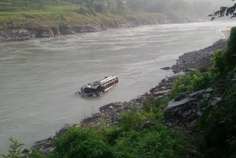 सुर्खेतमा यात्रुबाहक बस भेरी नदीमा खस्यो