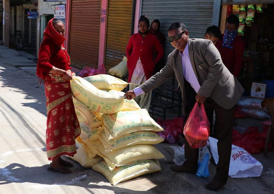 शारदा नगरपालिका भित्रका विपन्न परिवारलाई खाद्यन्न वितरण 