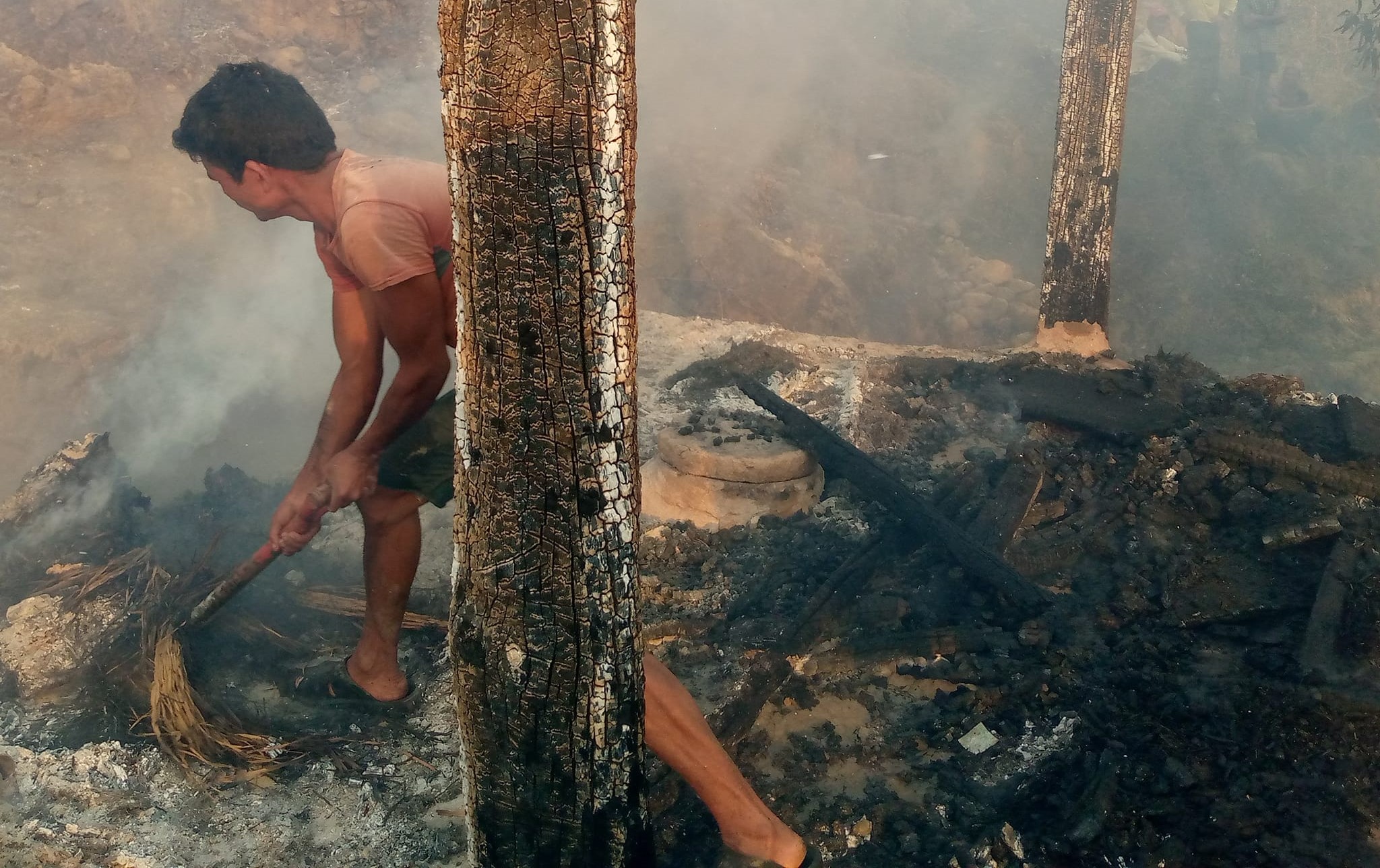 जंगलमा लागेको ढडेलो बस्तीमा पस्दा घरगोठ जलेर नष्ट 