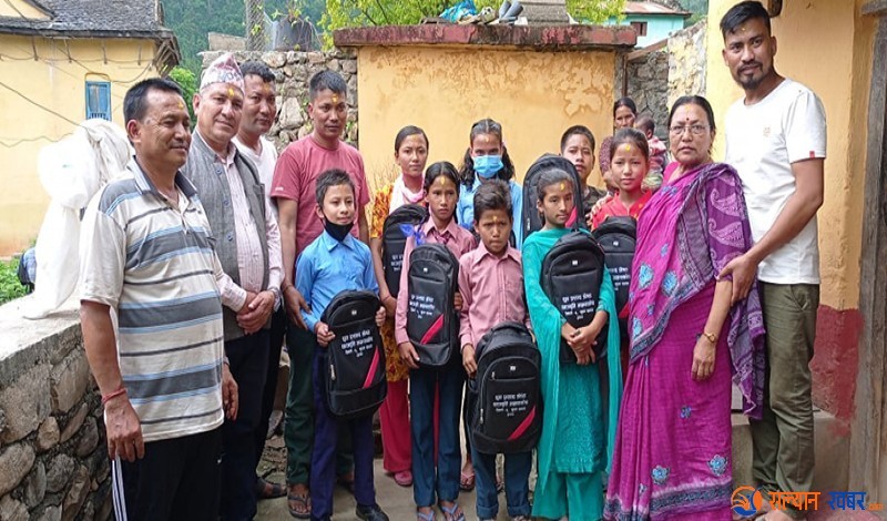 ध्रुव प्रसाद श्रेष्ठ अक्षयकोषबाट नौ छात्रछात्रालाई छात्रवृति वितरण