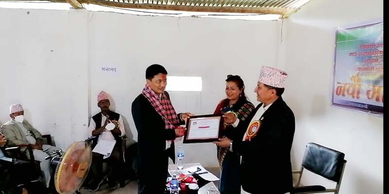   त्रिवेणी गाउँपालिकाद्धारा उत्कृष्ट कार्य गर्ने स्वास्थ्यकर्मी र शिक्षक सम्मानित 
