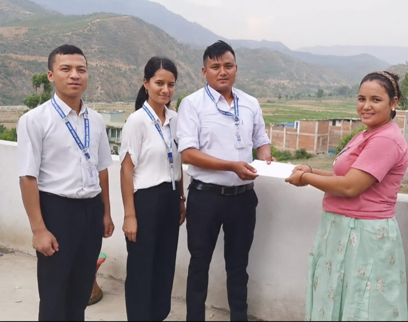 सल्यानमा नागरिकको घरदैलोमै पुगेर राहदानी वितरण 