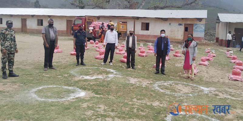 बनगाड कुपिण्डे नगरपालिकामा ७ सय ३६ घरधुरीलाई  राहत वितरण