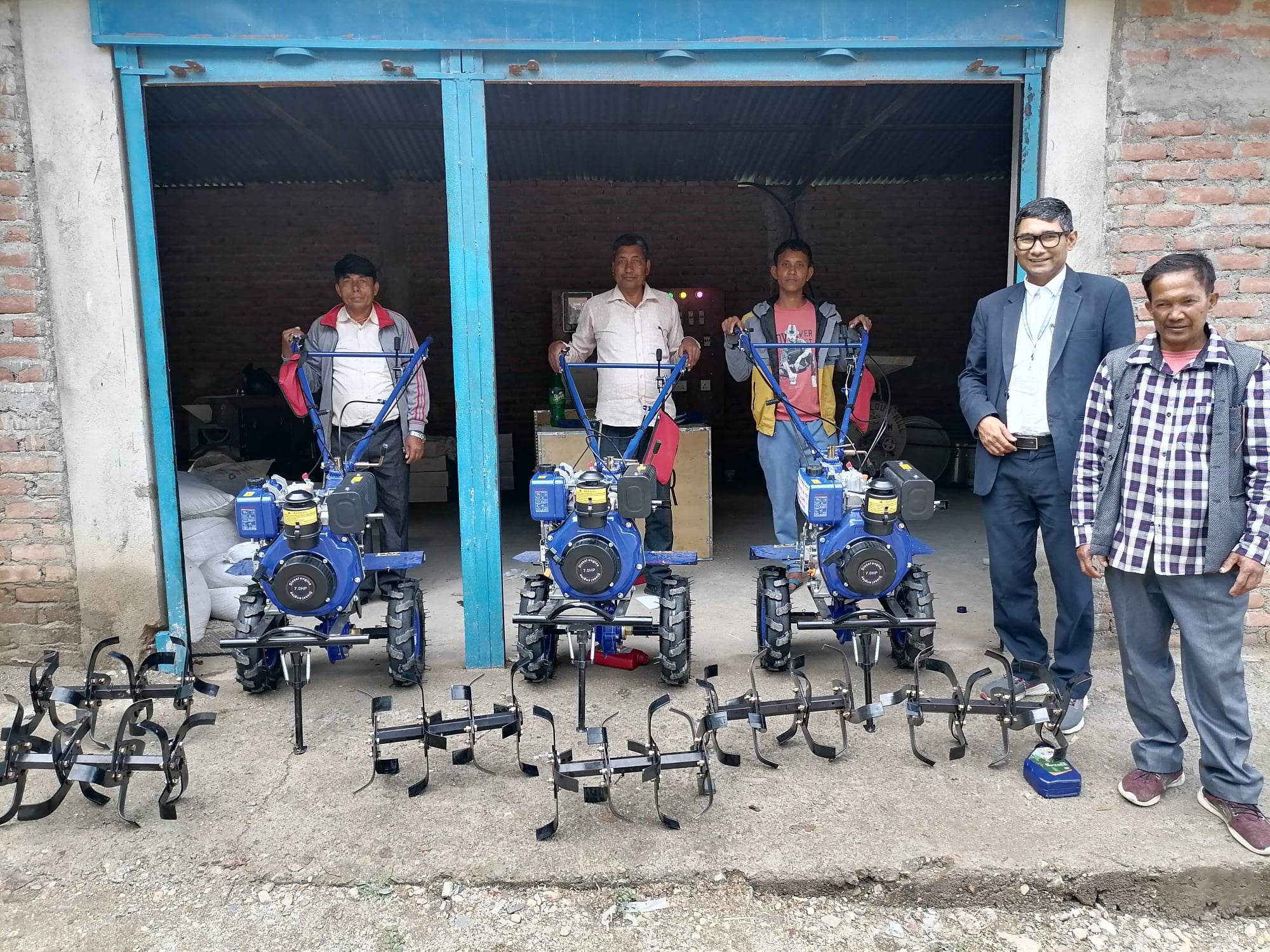 सल्यानका किसानलाई मिनिटेलर वितरण 