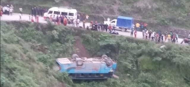 राप्ती राजमार्ग अन्तरगत  सल्यान दाङ सडकखण्डको लाहुरेचौरमा बस दुर्घटना , १० जना घाइते 