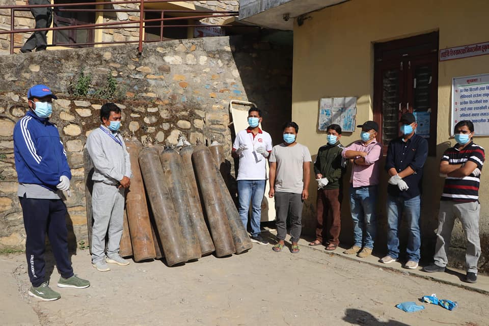 सेल्फ हेल्प समूहद्धारा सल्यान जिल्ला अस्पताललाई  २० वटा अक्सिजन सिलिन्डर प्रदान 