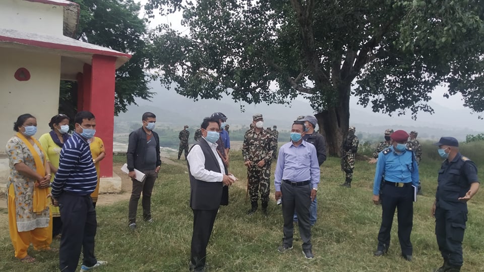 जिल्लाका प्रमुखहरु द्धारा आइसोलेशन अनुगमन 