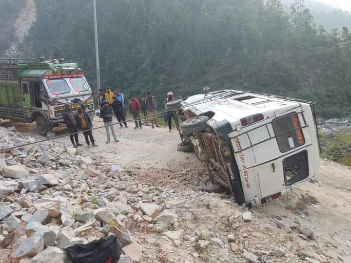 सल्यानमा फोर्स गाडी दुर्घटना हुँदा ८ जना घाइते 