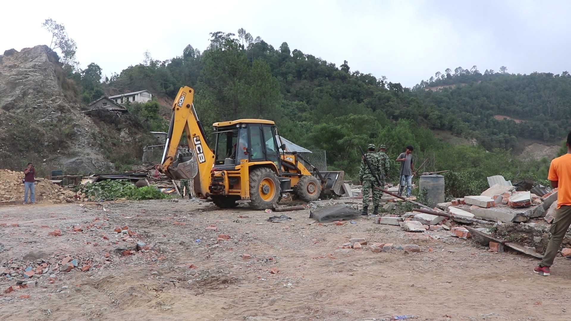 सल्यानमा अतिक्रमण गरी बनाइएका घर टहरा हटाइयो 
