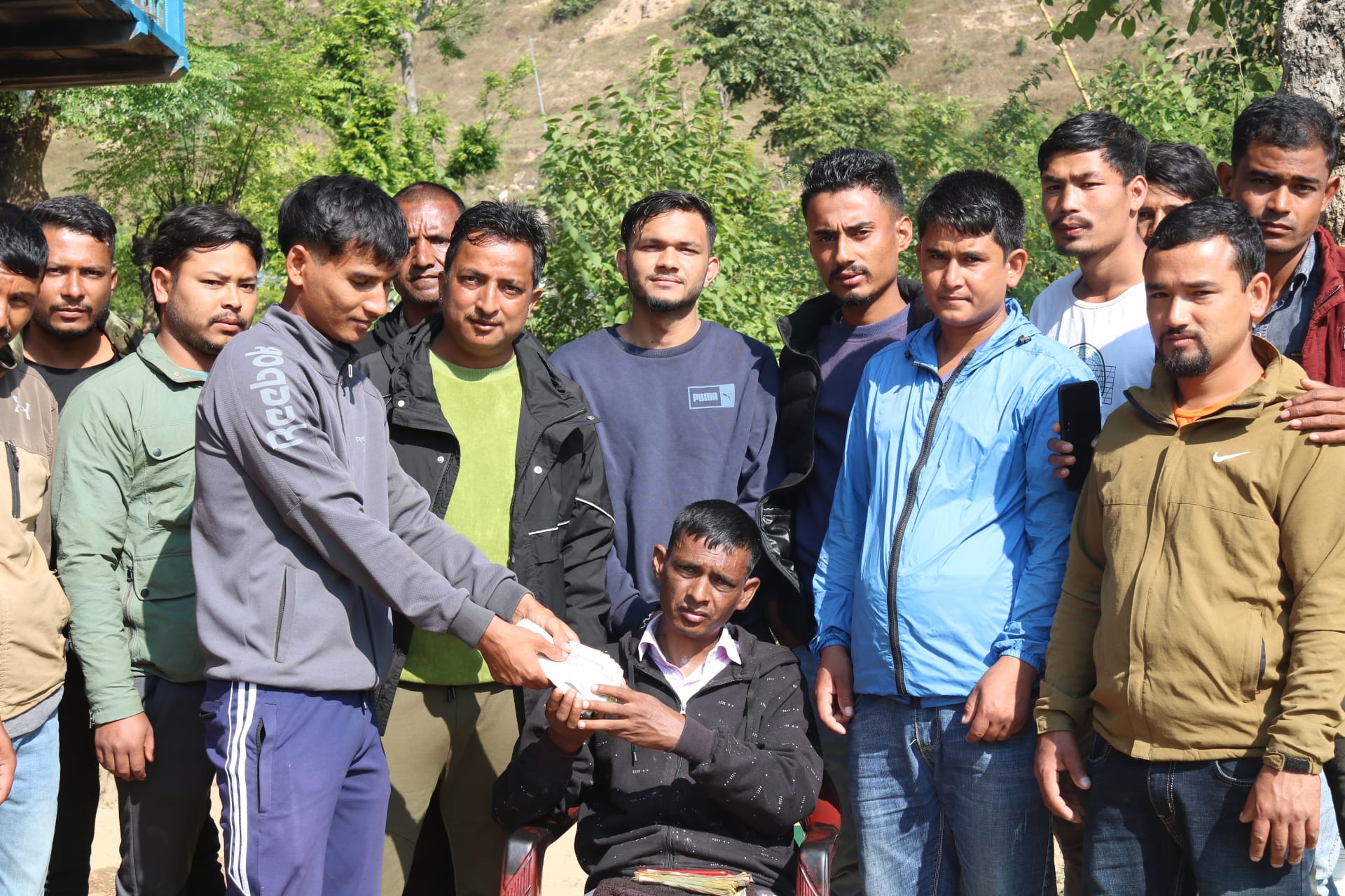 सल्यानमा देउसी भैलोमा सङ्कलन भएको रकम मिर्गौला पीडितलाई सहयोग 