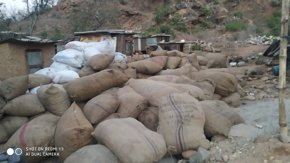 सल्यान सल्लीबजारबाट जडिबुटी लिँदै गरेका दुई ट्रक प्रहरी नियन्त्रणमा 