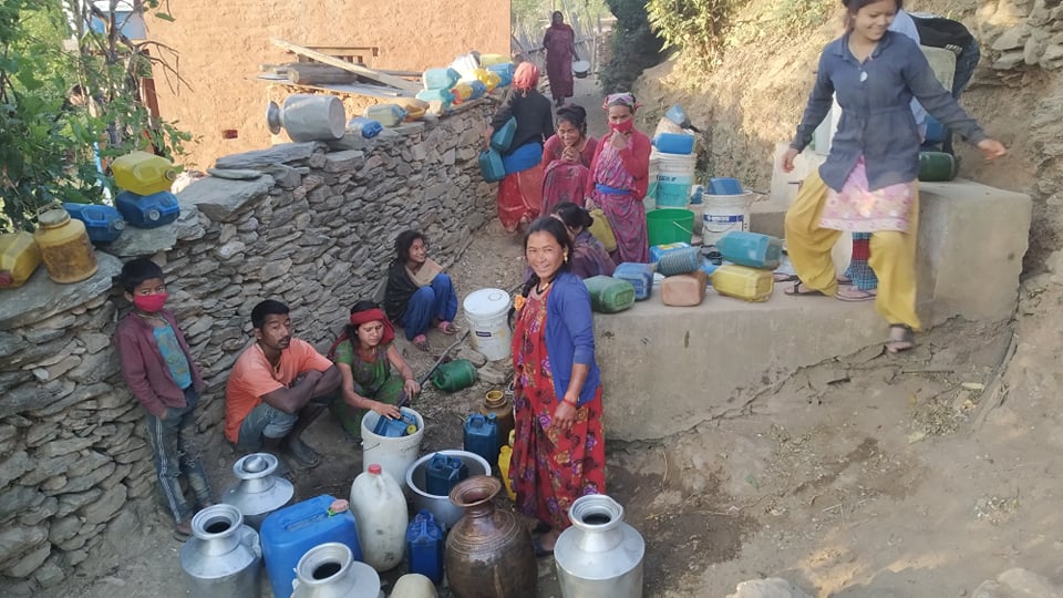 सल्यानमा खानेपानी हाहाकार, एक गाग्री पानी ल्याउन दिनभर