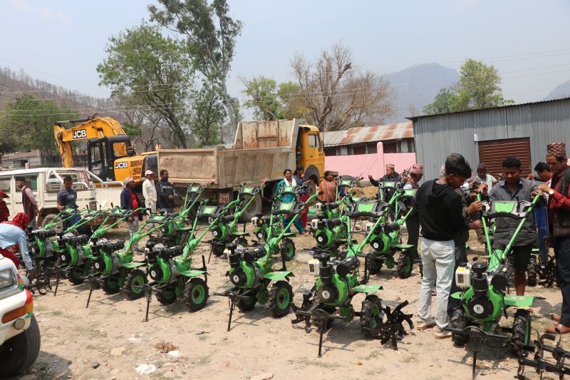 छत्रेश्वरी गाउँपालिकाद्धारा किसानलाई मिनि टिलर वितरण 