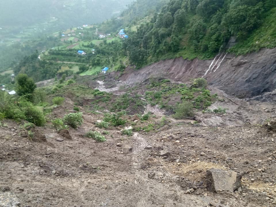  कपुरकोटमा पहिरोले ३ घर बगायो, १४ घरपरिवार विस्थापित