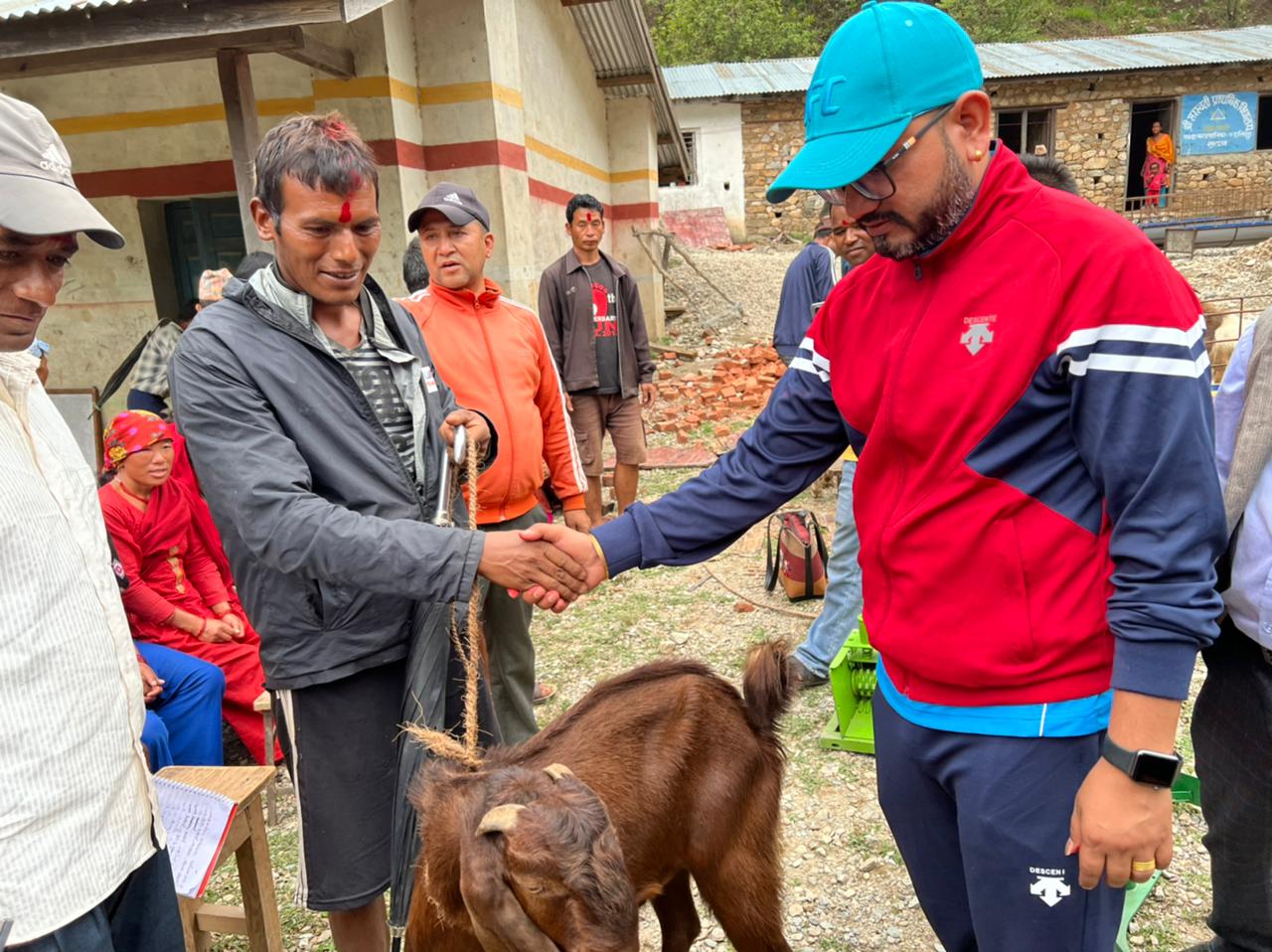 शारदा नगरपालिकाद्वारा किसानलाई बाख्रा वितरण