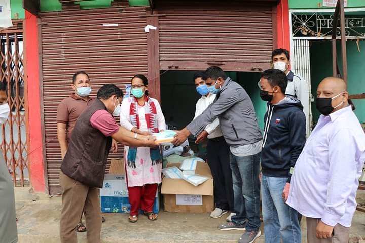 सिम्तामा ७ लाख बराबर स्वास्थ्य सामाग्री हस्तान्तरण 