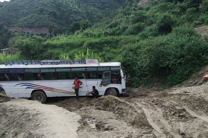 सल्यानमा सडक स्तरोन्नति नहुँदा सर्वसाधारणलाई सास्ती