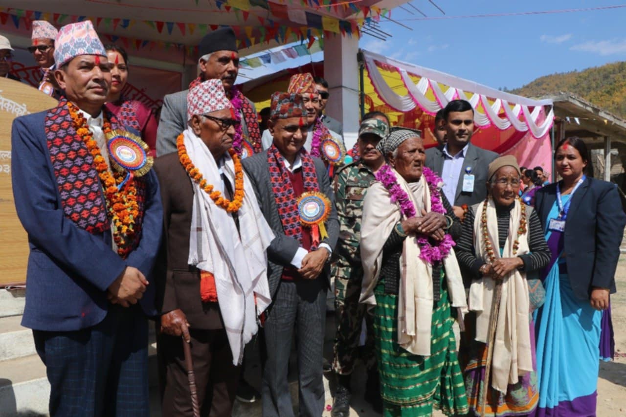 सल्यान त्रिवेणी ९ सय ३२ जना जेष्ठ नागरिकलाई सम्मान तथा जेष्ठ  नागरिक परिचय पत्र वितरण 