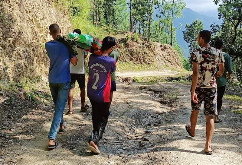 सल्यानका ग्रामीण सडक अवरुद्ध: बिरामी स्टेचरकै भरमा 