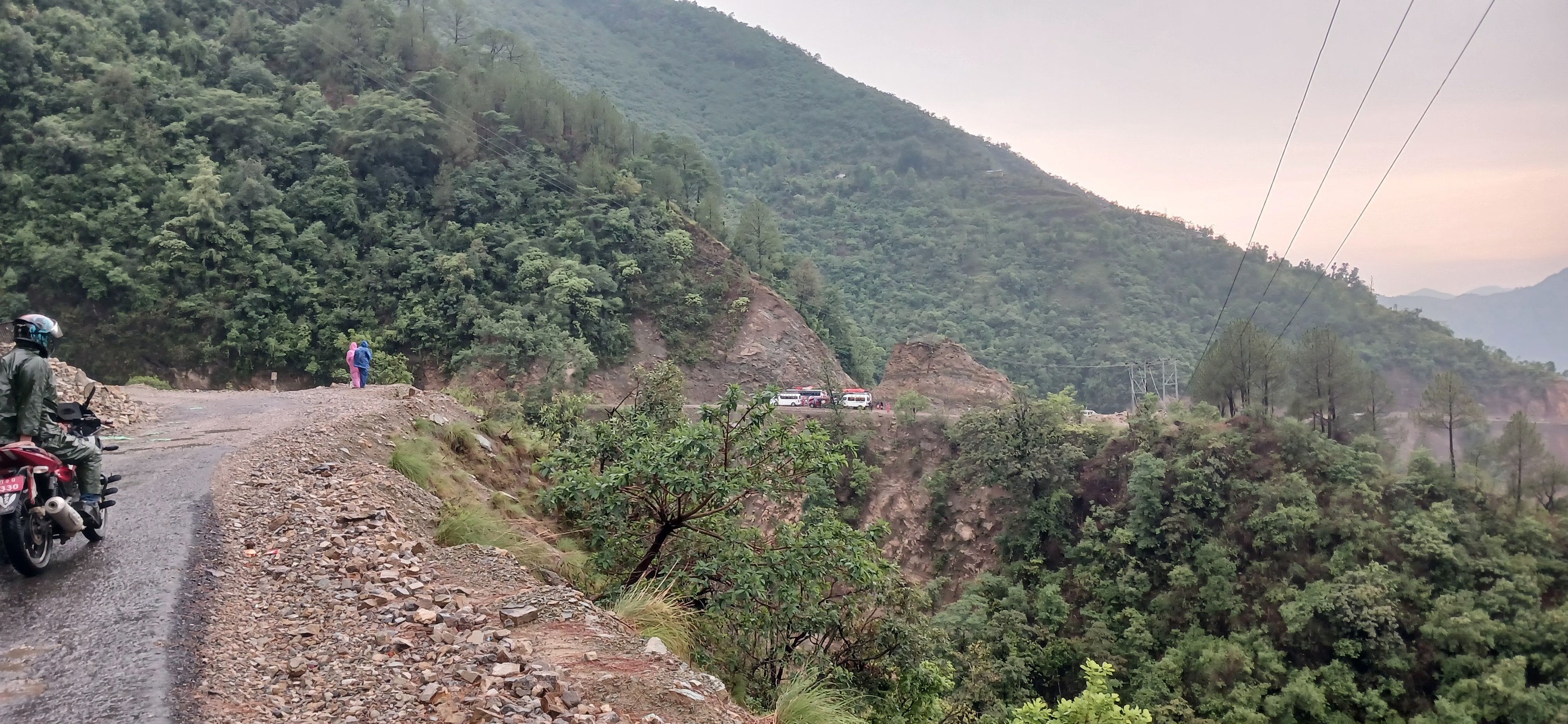 चोरखोलामा पहिरो जाँदा राप्ती राजमार्ग अवरुद्ध 