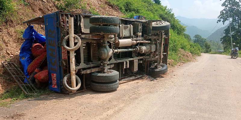 सल्यान वनगाडमा तरकारी बोकेको गाडी दुर्घटना