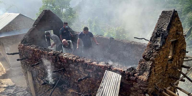 सल्यानको कपुरकोटमा आगलागी हुँदा चार लाख बराबरको क्षति 