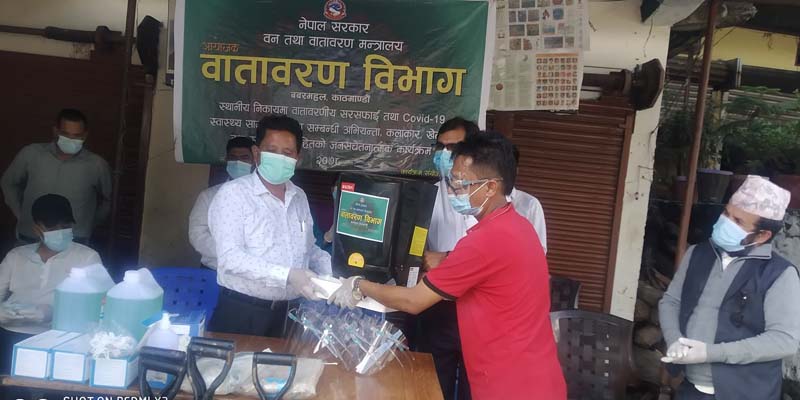 वातावरण विभाग काठमाण्डौद्धारा बनगाड नगरपालिकालाई स्वास्थ्य सामाग्री हस्तान्तरण 