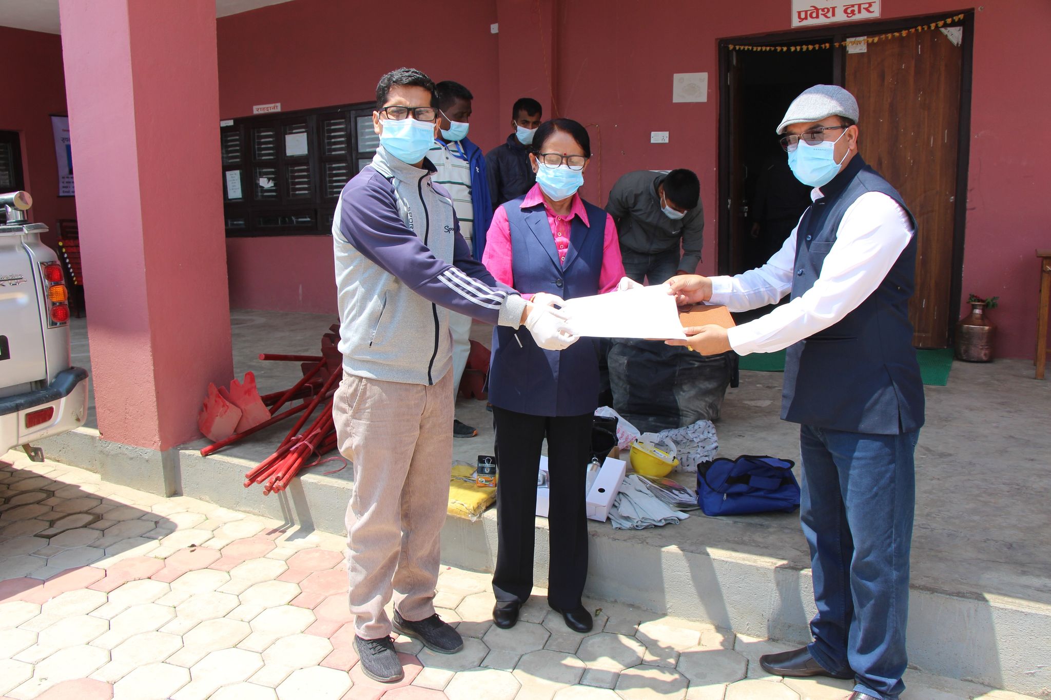 डिभिजन वन कार्यालय सल्यानद्धारा डढेलो  नियन्त्रण सामाग्री हस्तान्तरण