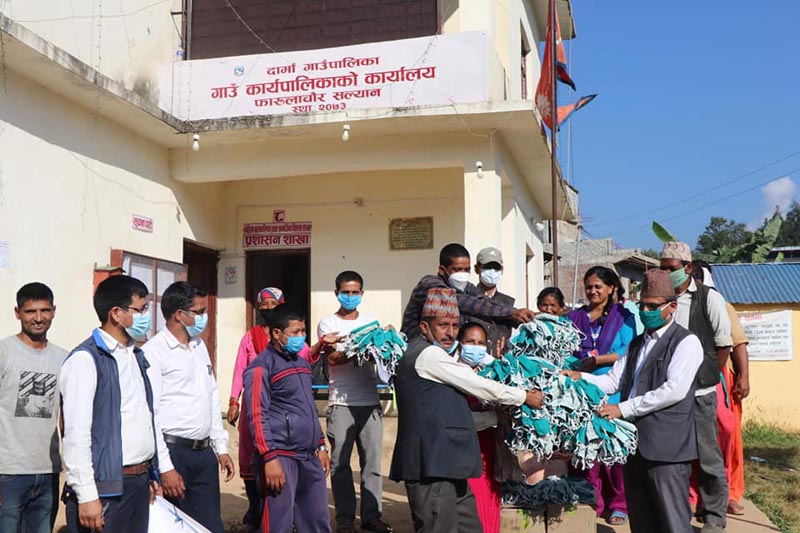 दार्मा गाउँपालिकाका प्रत्येक घरधुरी सदस्यलाई मास्क र साबुन वितरण 
