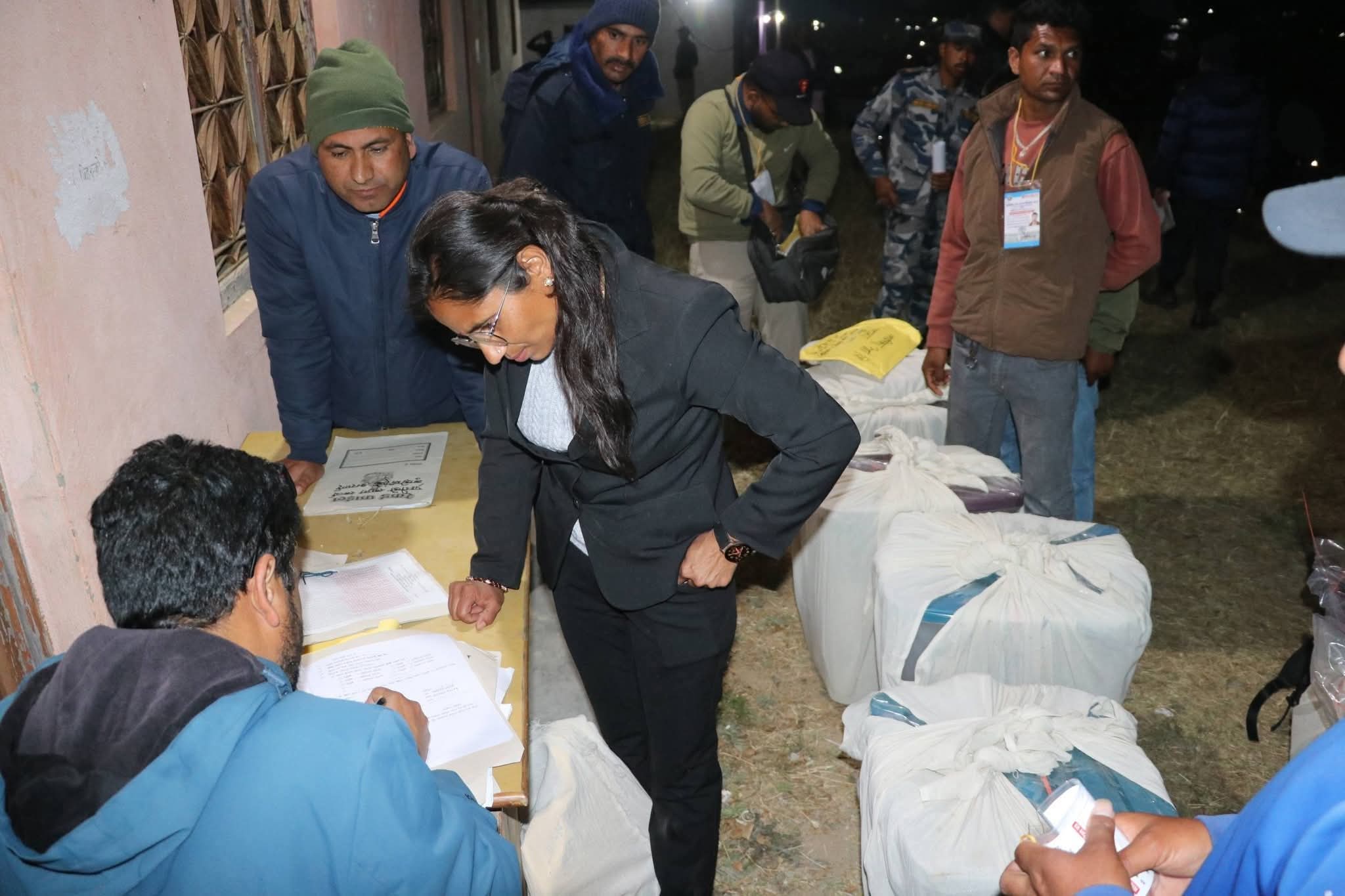 सल्यानमा मतपेटिका सङ्कलन हुँदै 