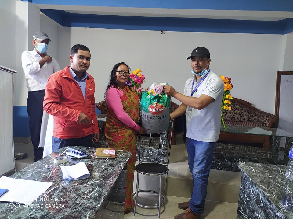 मनघरी  फाउन्डेशनद्धारा स्वास्थ्य सेवा कार्यालयलाई स्वास्थ्य सामाग्री प्रदान 