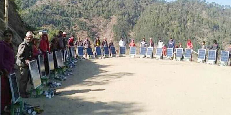 दार्माका दुगर्म बस्तीमा सोलार वितरण 