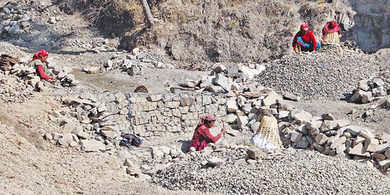 सल्यानमा गिट्टी कुटेर जीविकोपार्जन 