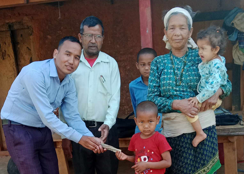 आफ्नो जन्मदिनमा पत्रकार बुढाथोकीले गरे विपन्न बालबालिकालाई आर्थिक सहयोग 