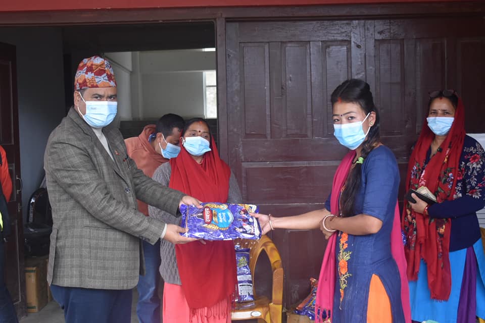 सल्यान कपुरकोट गाउँपालिकाद्धारा सुनौलो हजार दिनका आमालाई नगद र पोषण प्याकेज 