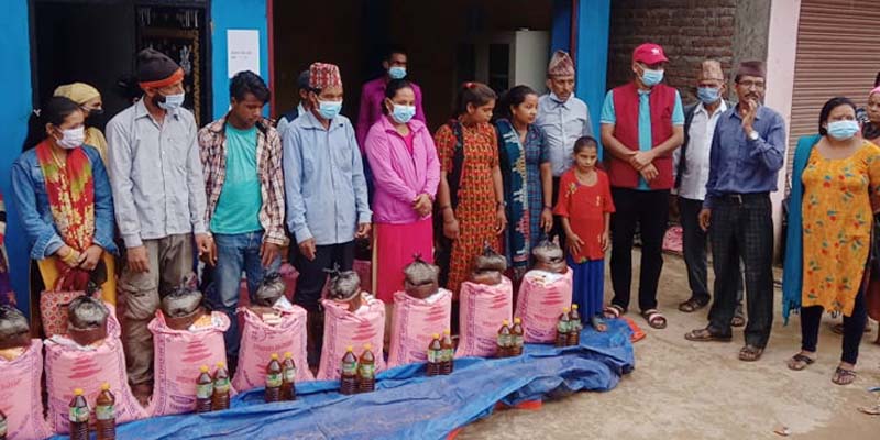 दार्मा गाउँपालिकाका १४३ घर परिवारलाई खाद्यान्न  वितरण 