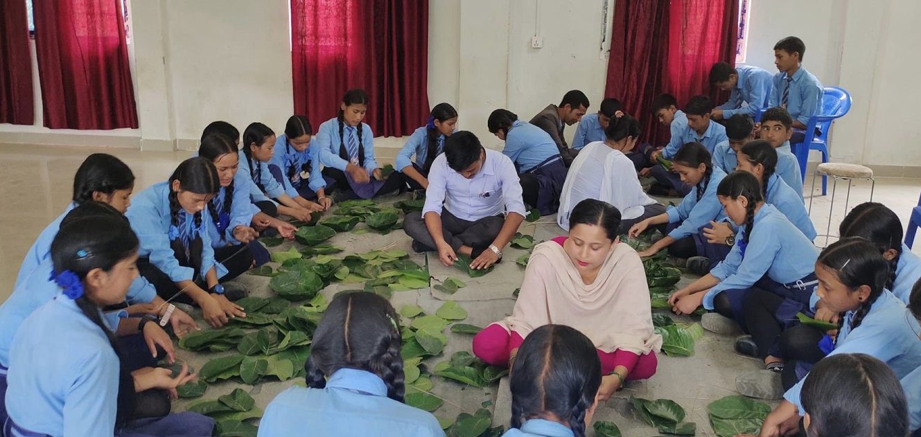 विद्यार्थीलाई जीवनपयोगी सीप सिकाउँदै सल्यानका सामुदायिक विद्यालय 