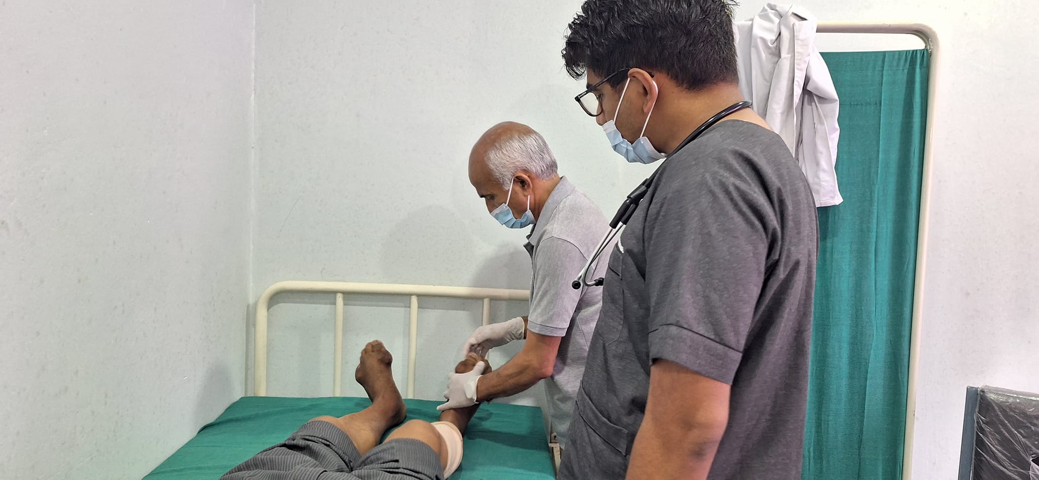 सल्यानमा विशेषज्ञ स्वास्थ्य सेवा दिँदै डा. गोविन्द केसी