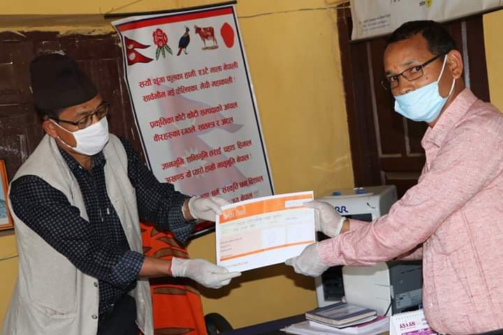  कोरोना विपद् कोषमा निर्माण व्यवसायी ठकुरीद्धारा १ लाख सहयोग 