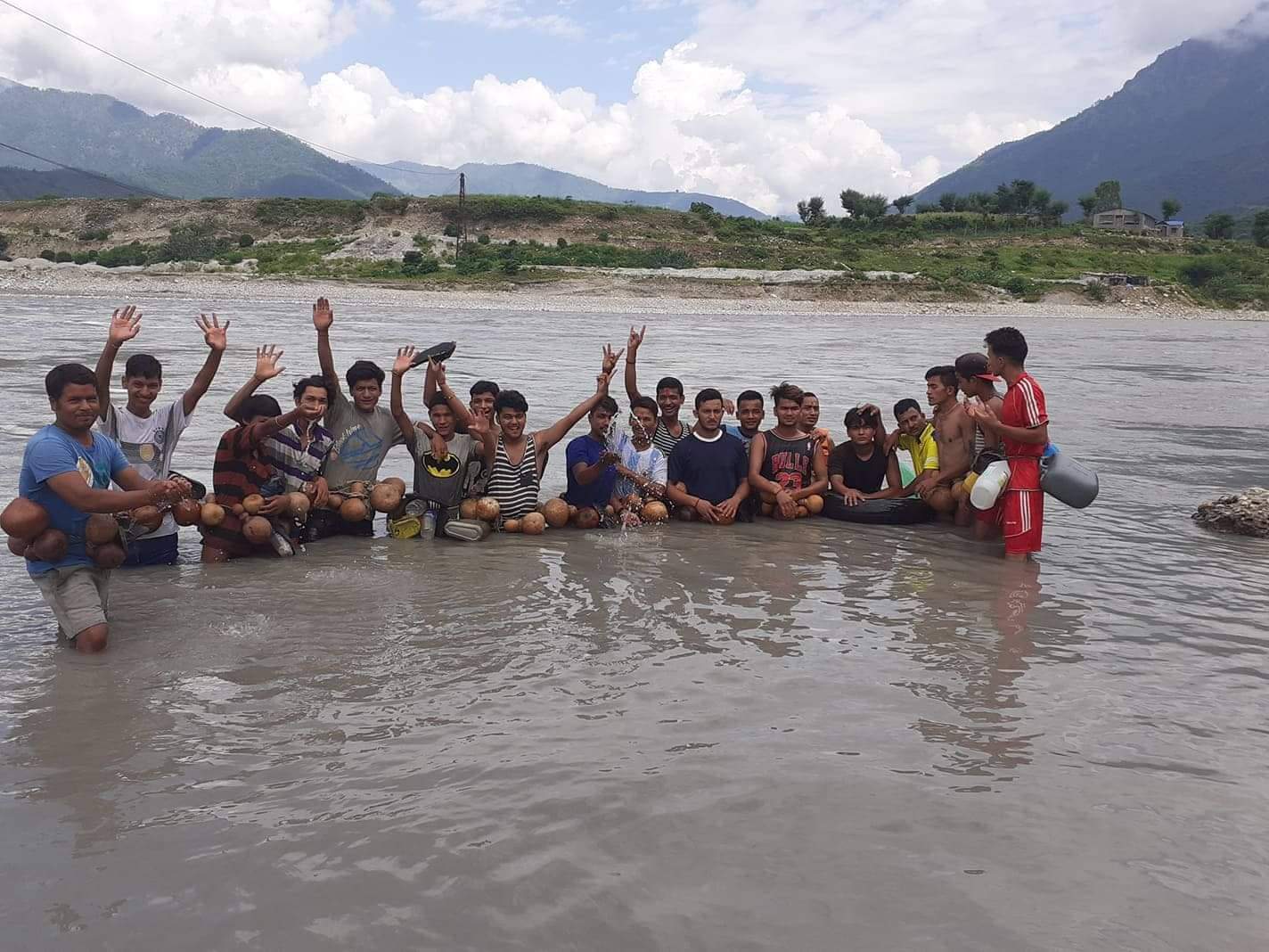 उर्लिदो भेरी नदीमा युवाहरू खेल खेल्ने पर्व मनाउदै संरक्षण  अभाव हुँदै 