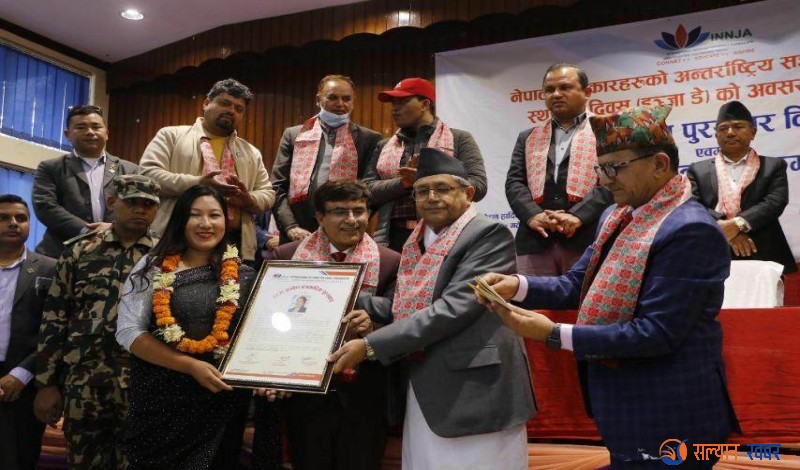 इन्जा ग्रामीण पत्रकारिता पुरस्कारबाट सरिता चलाउने पुरस्कृत