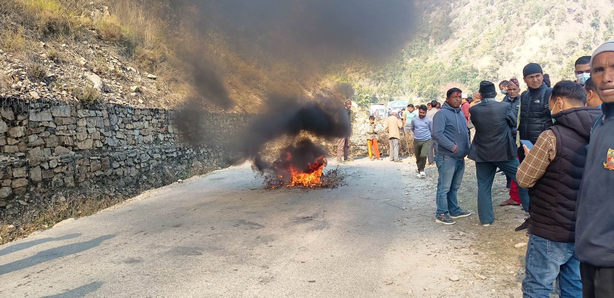 न्याय नपाएको भन्दै स्थानीयले गराए राप्ती राजमार्ग बन्द