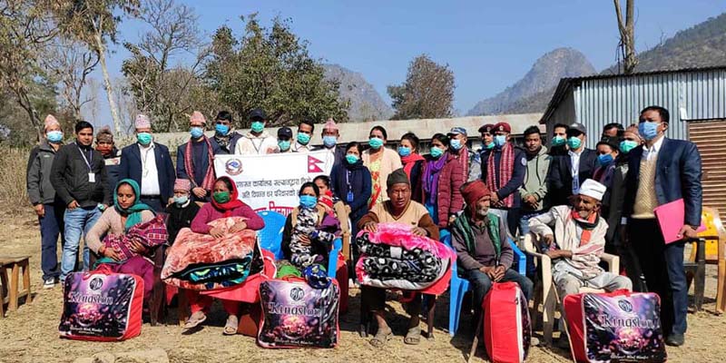 सल्यानका विपन्न घर परिवारलाई न्यानो कपडा वितरण