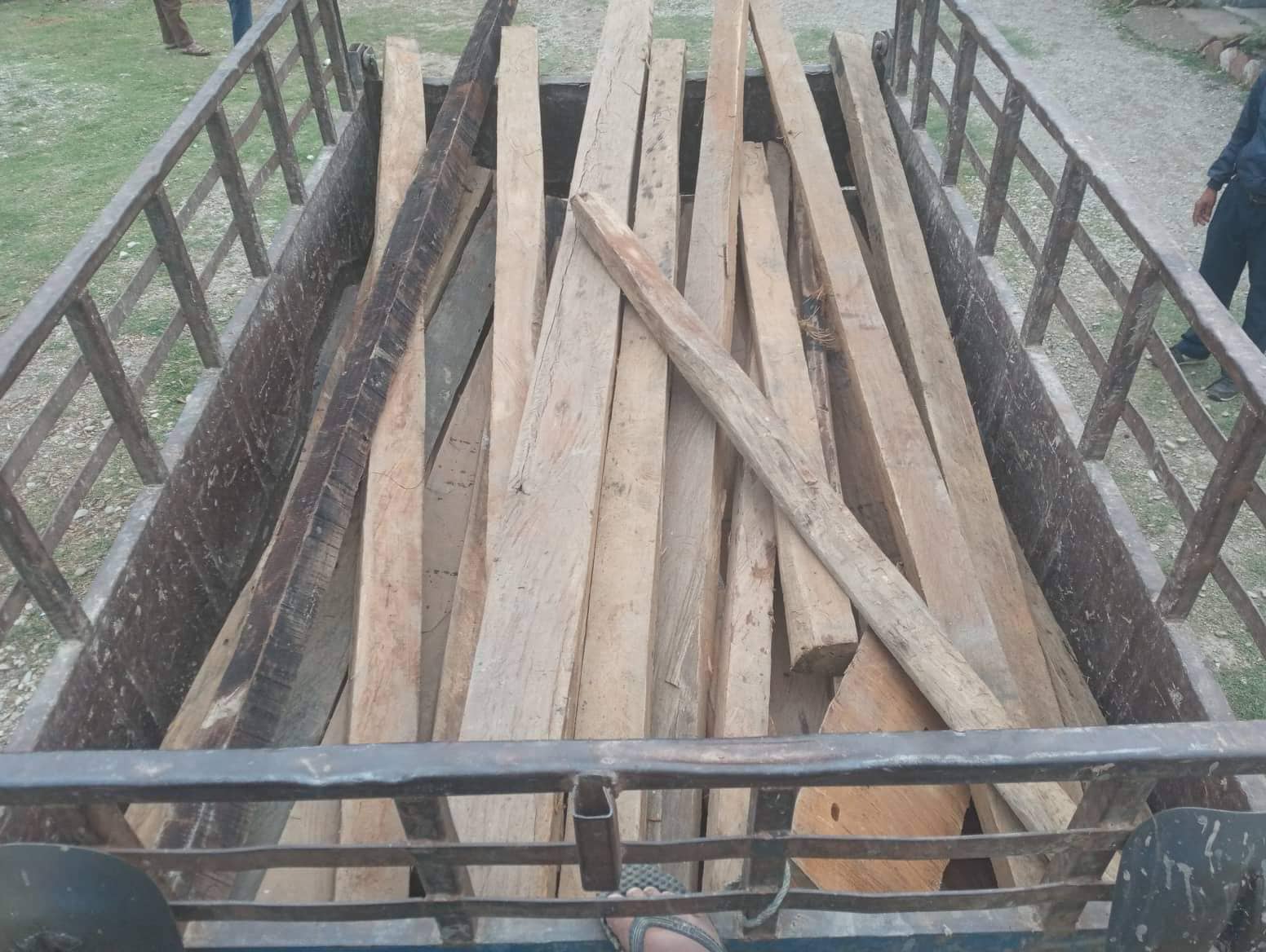 सल्यानमा अवैध सालको काठ सहित ट्याक्टर प्रहरी नियन्त्रणमा 