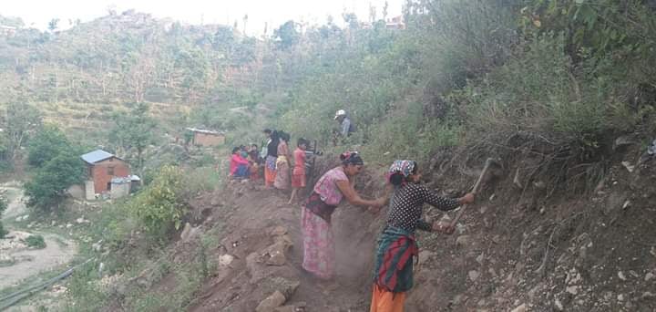 लकडाउनको सदुपयोग  सडकले भत्काएको कुलो तीन बर्षपछि सञ्चालनमा