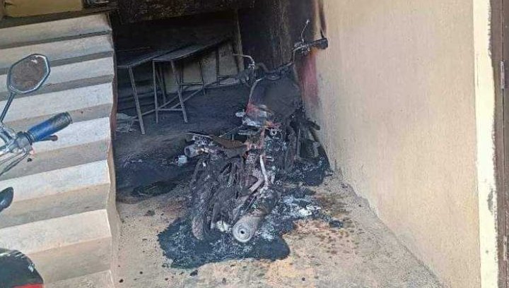 सल्यानको बनगाडमा अज्ञात समूहद्धारा मोटरसाइकल आगजनी