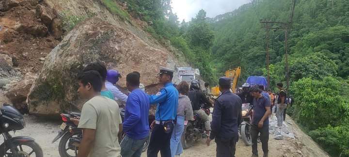 अवरुद्ध बनेको  १३ घण्टा पछि एक तर्फी खुल्यो राप्ती राजमार्ग 