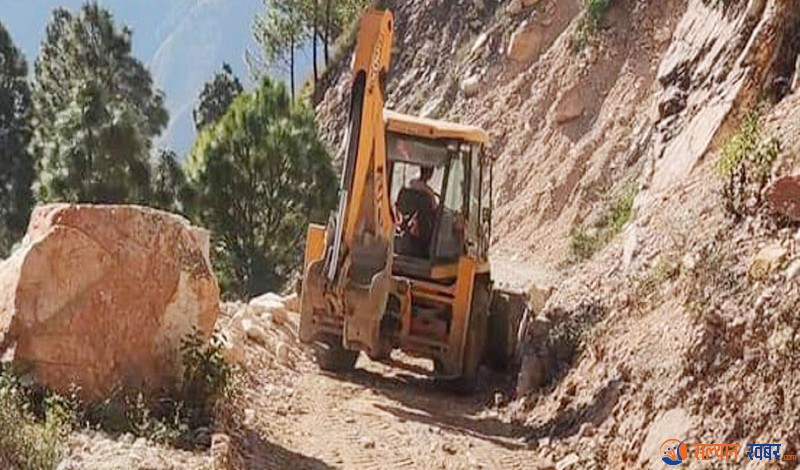 सल्यानका वडाध्यक्षले गरे व्यक्तिगत लगानीमा सडक मर्मत 