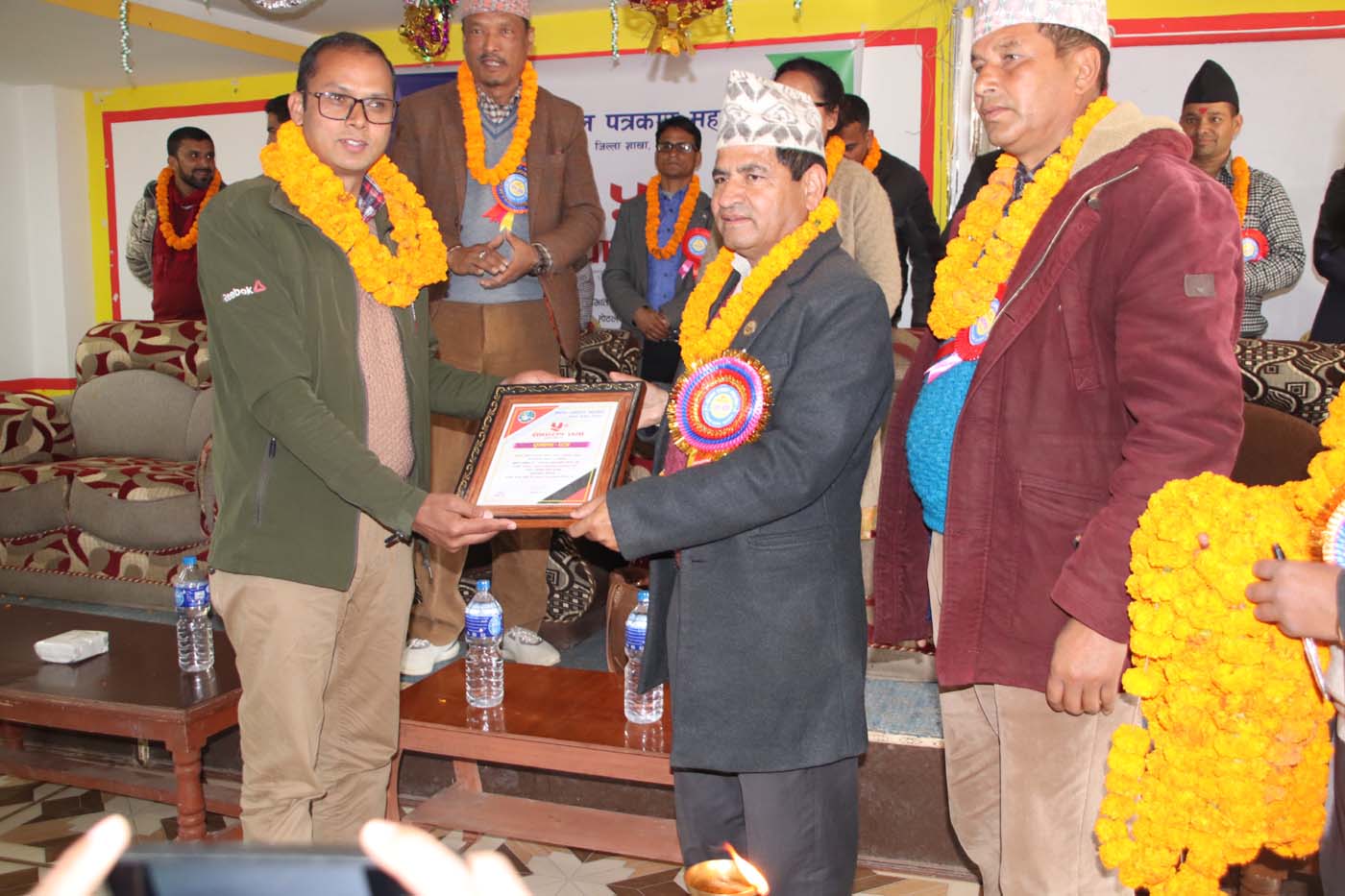 सल्यान खबरका सम्पादक शर्मा अजिता पत्रकारिता पुरस्कारबाट सम्मानित 