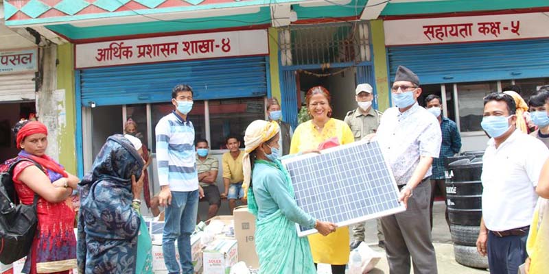 सल्यानको त्रिवेणीमा सोलार बत्तिले विपन्न परिवारका घर झलमल 